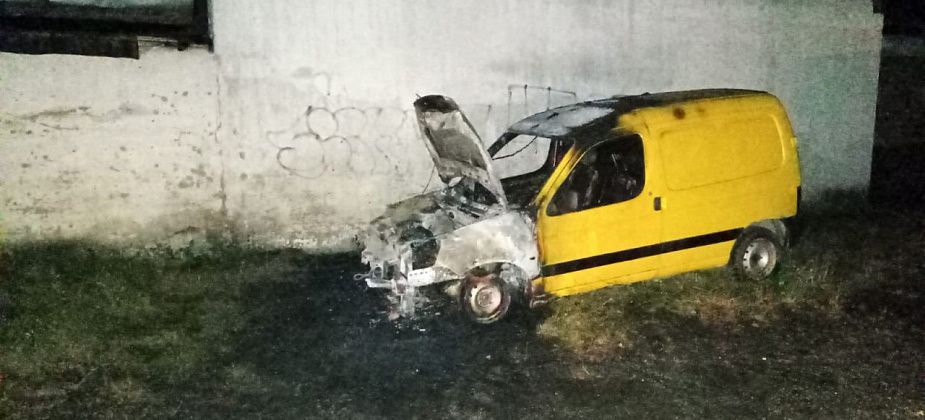 Этой ночью в районе гаражей по Карпинского горела иномарка. Дознаватели не исключают поджог