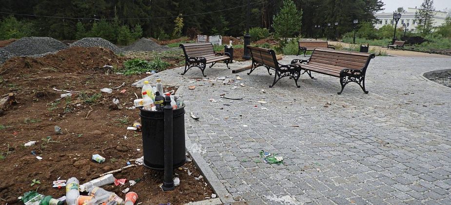 В парке ДКУ, который еще закрыт на реконструкцию, горожане уже отдыхают, хулиганят и мусорят