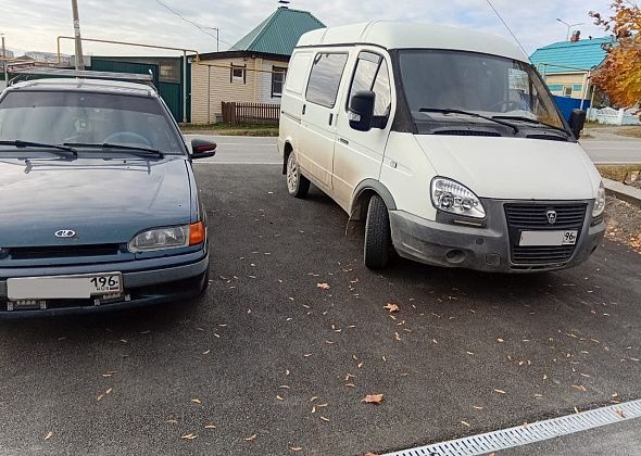 В Карпинске вытолкали автомобиль с частной парковки на проезжую часть. Хозяйка авто ищет очевидцев