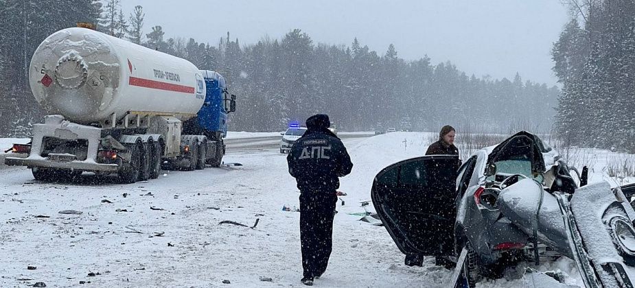 На трассе под Волчанском новая иномарка врезалась в газовоз