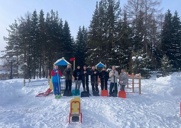 В Карпинске неравнодушные папы собрались и расчистили детскую площадку в парке ДКУ