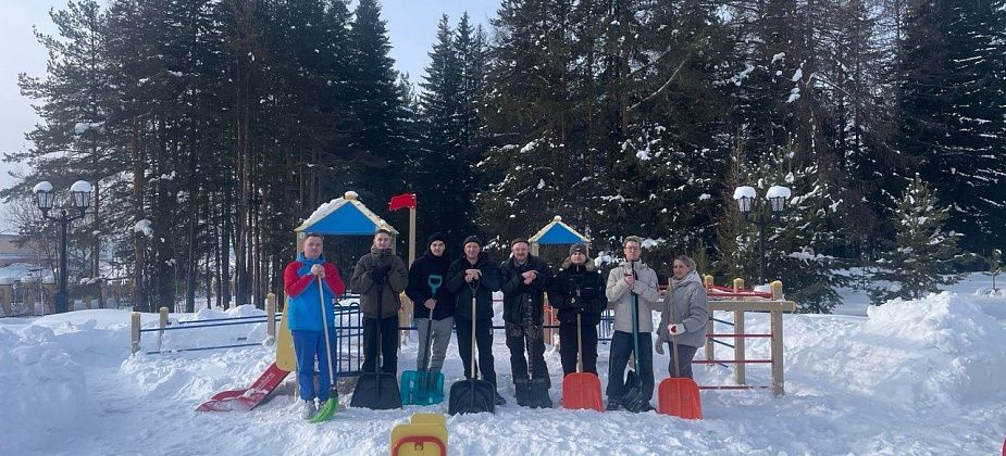 В Карпинске неравнодушные папы собрались и расчистили детскую площадку в парке ДКУ