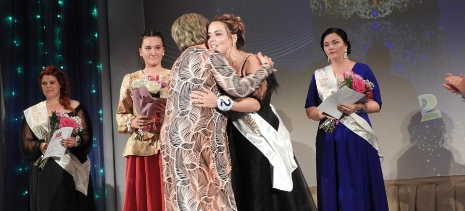 Танцы, песни, пироги. В Волчанске выбрали самую красивую и креативную мамочку