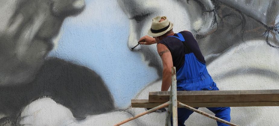 Карпинские художники рисуют на стене дома огромную картину