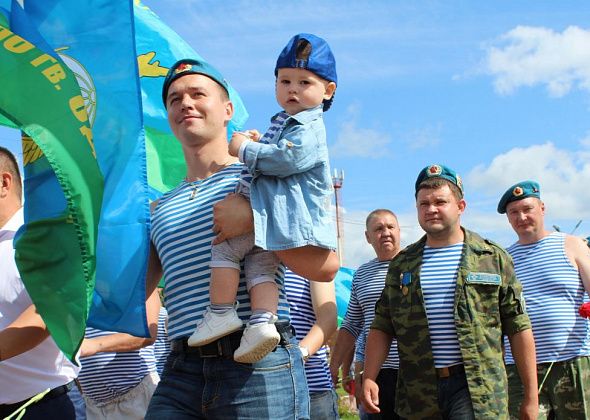 Автопробег, фейерверк и праздничный торт: в Карпинске отметили 93-летие Воздушно-десантных войск
