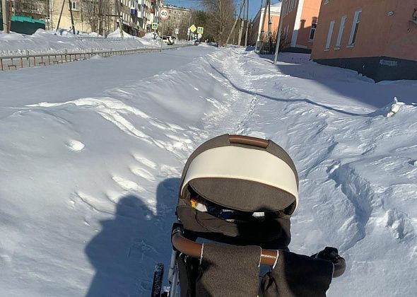 Мамы с колясками жалуются на нечищеные тротуары на центральных улицах Карпинска