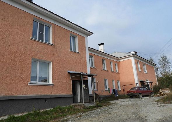 Жители двухэтажек в центре Карпинска требуют подключить их дома к центральному отоплению