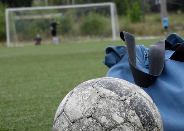 В Карпинске прошли соревнования по мини-футболу среди ветеранов
