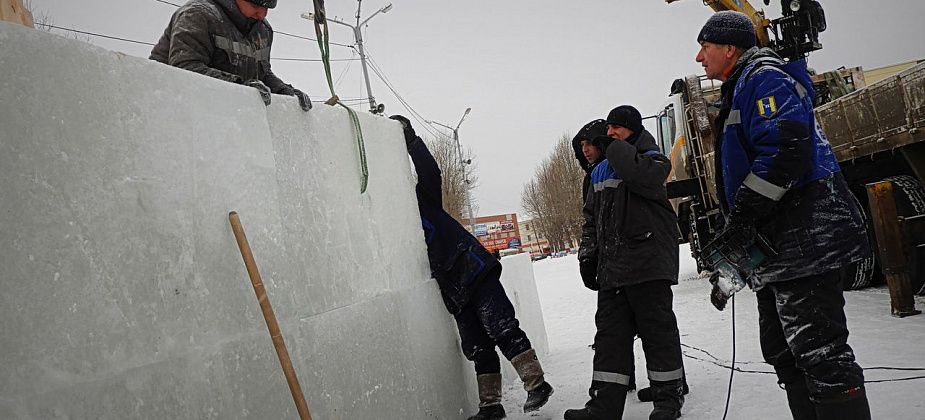 На центральной площади возводят новогодний городок