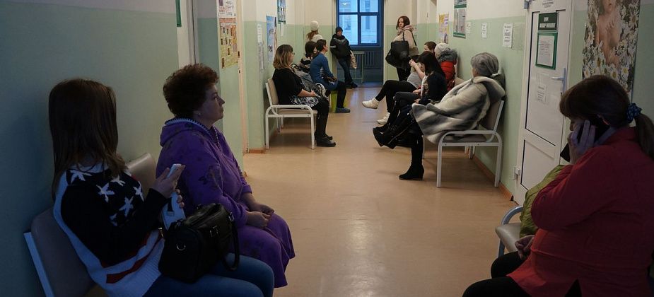 В Карпинской городской больнице не хватает двух десятков врачей. Как решить проблему?