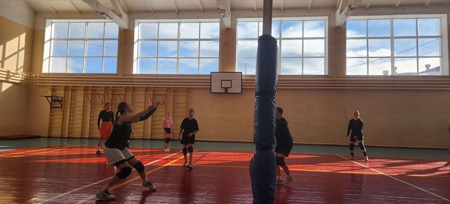 Карпинские школьники и студенты выяснили, кто лучше играет в волейбол