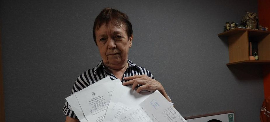 Жильцы дома уже три года просят УК решить проблему с подтоплением подъезда