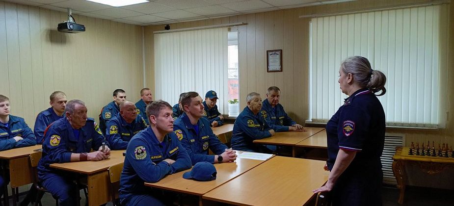 Карпинским пожарным напомнили ПДД и правила применения спецсигналов
