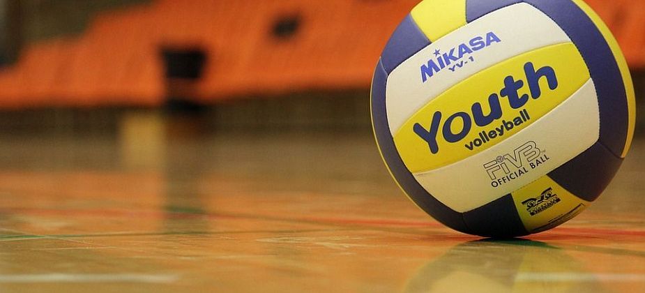 В Карпинске стартовал открытый Чемпионат по волейболу