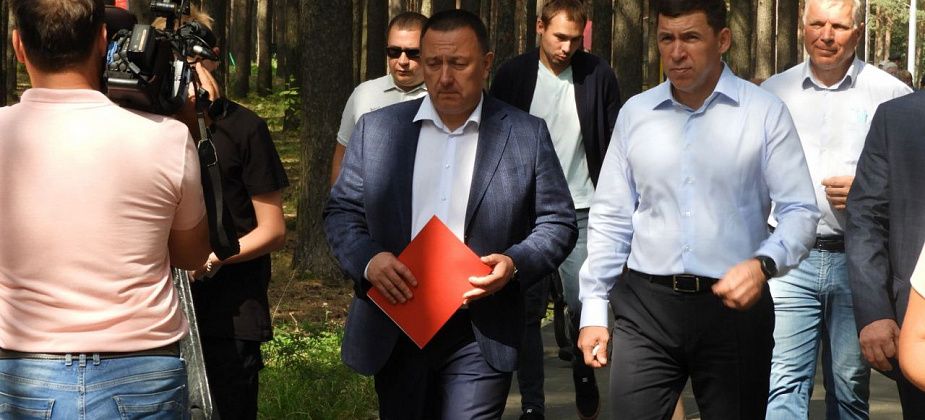 Мэр Карпинска получил от губернатора красную папку с жалобами горожан. Поручено с ними разобраться