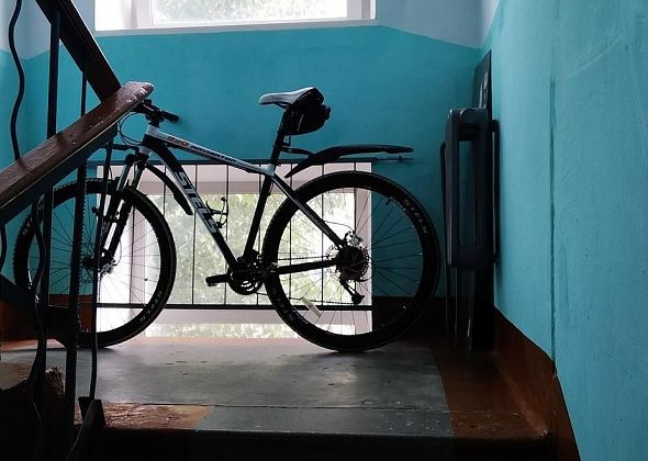 Жителей многоквартирных домов просят убрать с лестничных маршей свои велосипеды и коляски