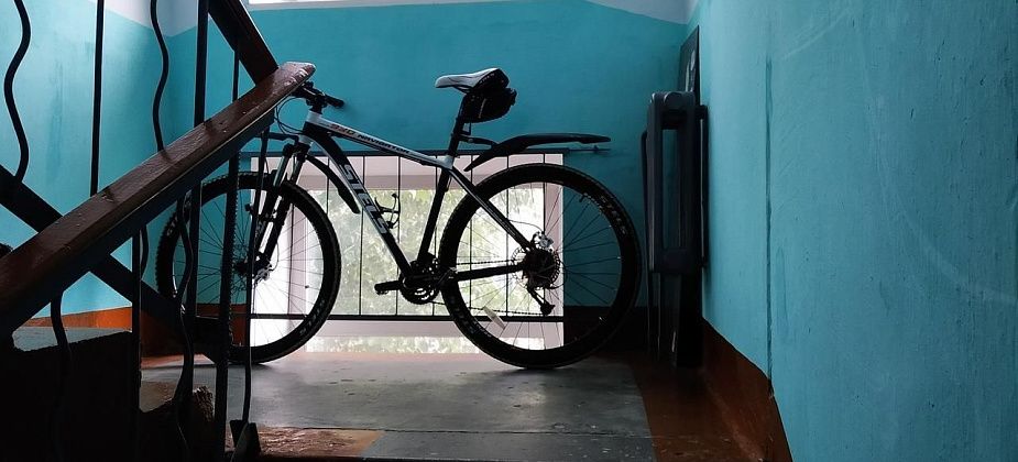 Жителей многоквартирных домов просят убрать с лестничных маршей свои велосипеды и коляски