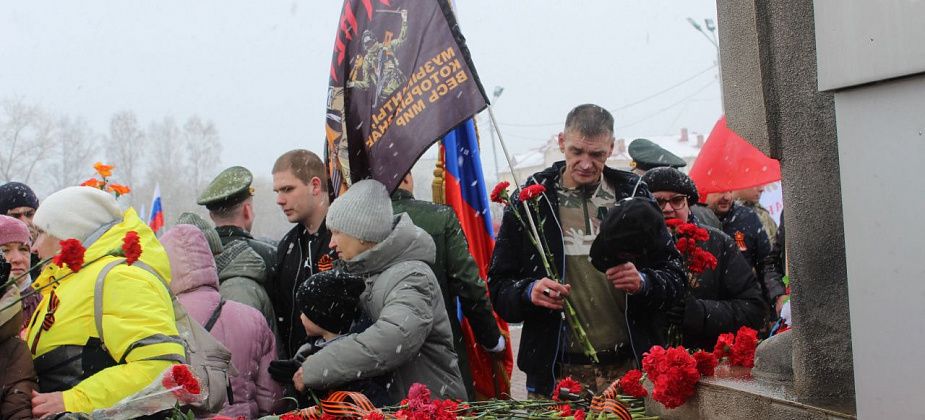 На площади Славы почтили память погибших в Великой Отечественной войне