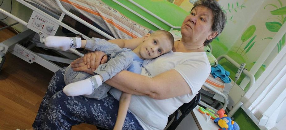 "Когда я плачу, он все понимает"...  Серовчане собирают деньги, чтобы купить мальчику-инвалиду коляску