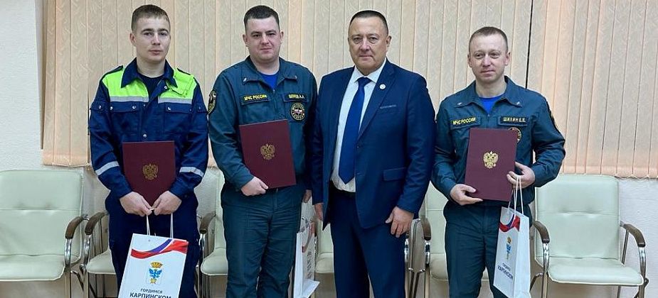 Глава Карпинска вручил благодарственные письма работникам подразделений МЧС