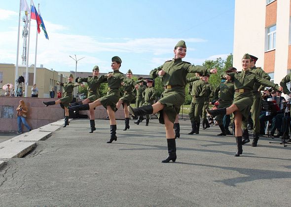 Песни, пляски и наряды: на центральной площади Карпинска выступил московский ансамбль