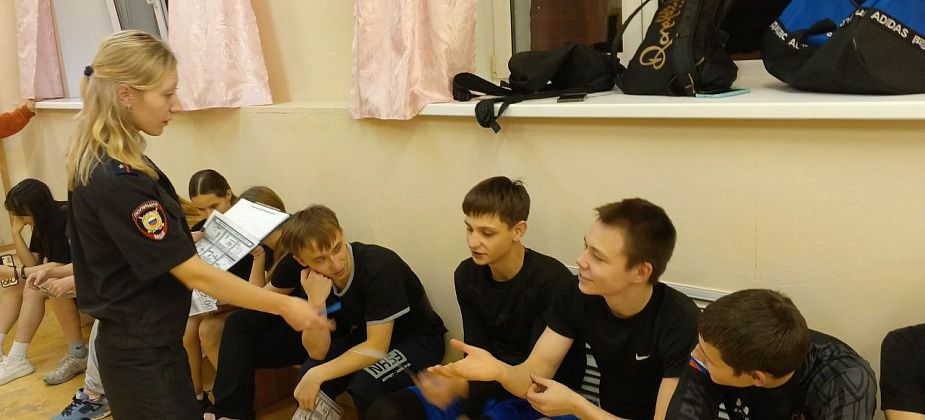 Инспекторы ПДН рассказали карпинцам о видах мошенничества и административной ответственности