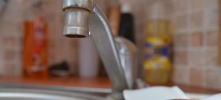 Сегодня коммунальщики устраняют утечку на Нахимова. Без воды останутся 14 многоквартирных домов