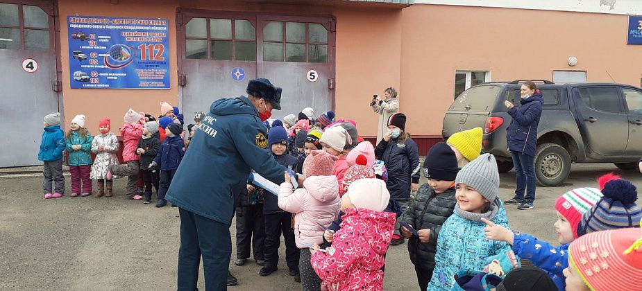 Карпинские пожарные и дошколята обменялись подарками в честь 255-летия пожарной лестницы