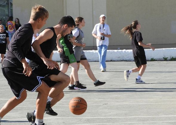 На площади идут городские соревнования по уличному баскетболу