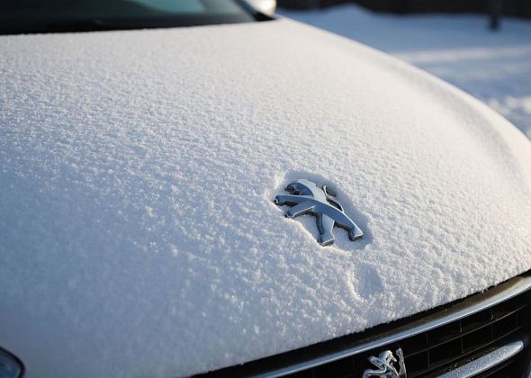 УК заплатит водительнице, на чей автомобиль упал снег с крыши дома