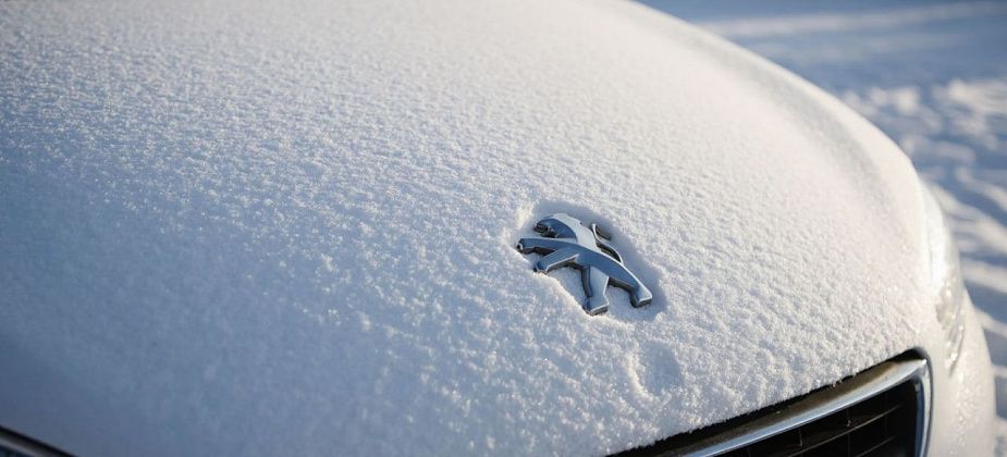 УК заплатит водительнице, на чей автомобиль упал снег с крыши дома