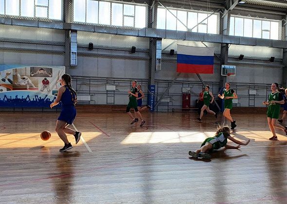 В Карпинске завершился баскетбольный турнир, посвященный Виктору Дрееру