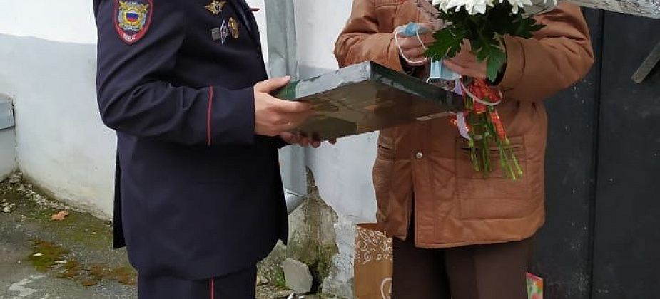 Полиция поздравила ветерана ВОВ и МВД