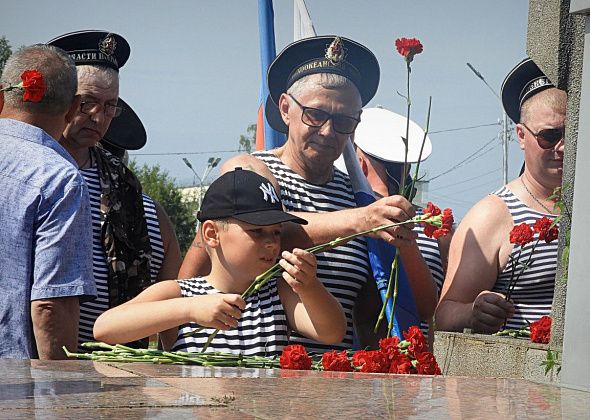 Сегодня на площади Славы моряки отметили 330-летие со дня основания ВМФ