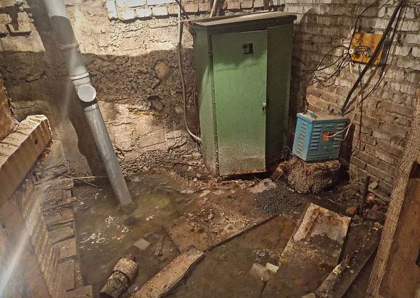 В подвале многоквартирного дома на Куйбышева заливает электрощитовое помещение
