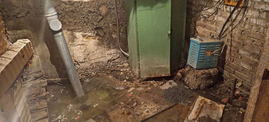 В подвале многоквартирного дома на Куйбышева заливает электрощитовое помещение