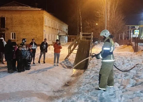 Карпинские пожарные восстановили зимнюю горку для детей из социально-реабилитационного центра 