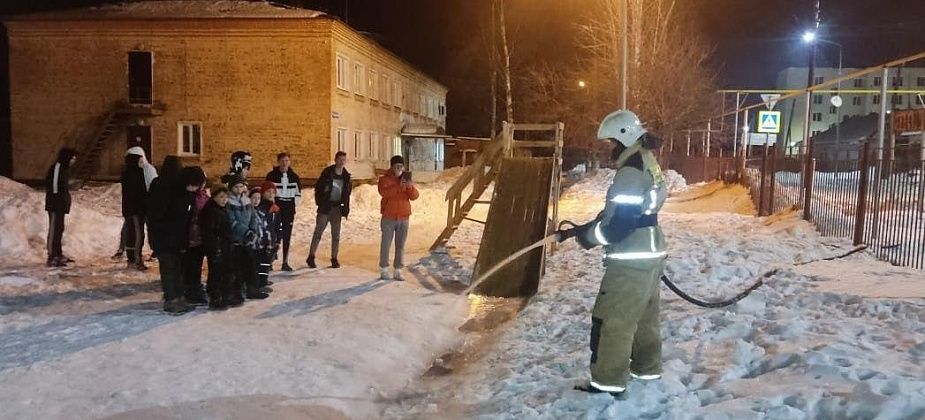 Карпинские пожарные восстановили зимнюю горку для детей из социально-реабилитационного центра 