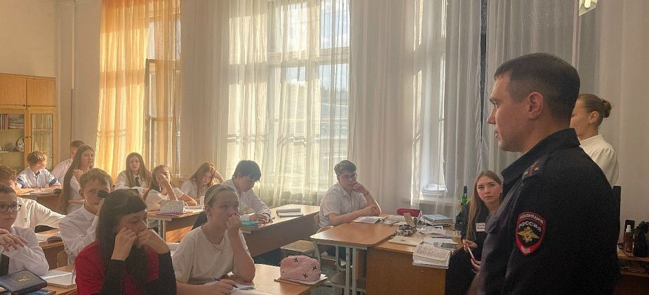 Начальник Госавтоинспекции провел урок безопасности в школе Карпинска