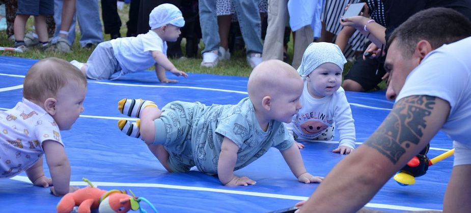 В День города прошел чемпионат по скоростному ползанию. Победили Эмма и Евгений