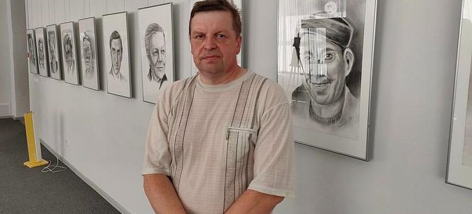 Портреты, которые не терпят ошибок. Волчанский художник открыл свою выставку в Краснотурьинске