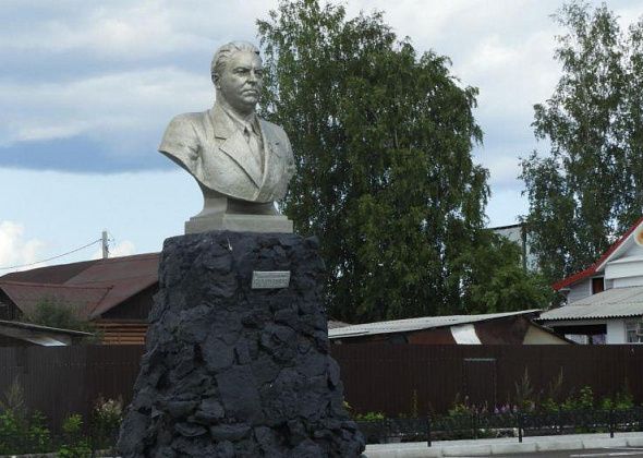 На уход за газонами на площади Вахрушева город готов потратить 127 тысяч рублей