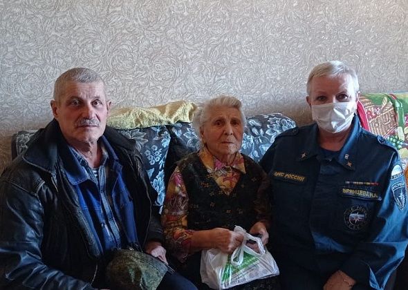 Работники ПСЧ навестили свою 96-летнюю коллегу, чтобы поздравить с Днем советской пожарной охраны