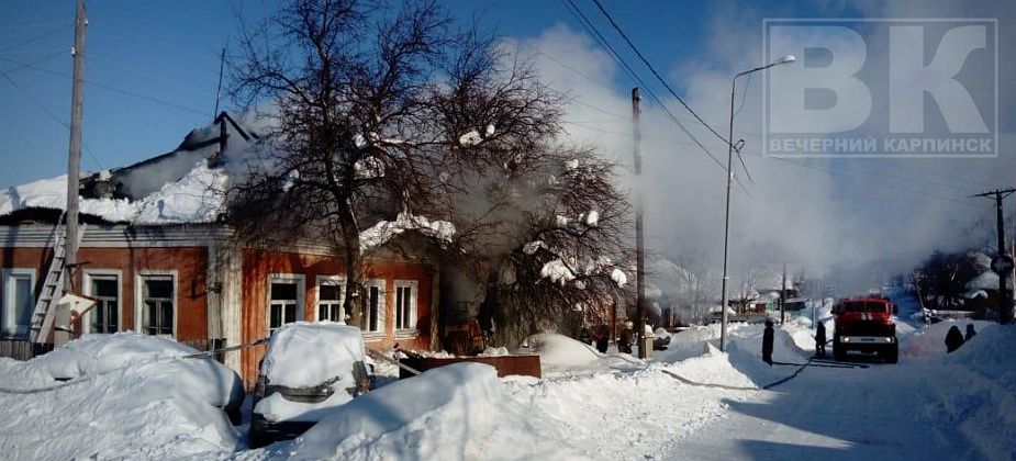 В Карпинске горел частный дом, в котором находился 10-летний ребенок. Его спасли сосед и бабушка