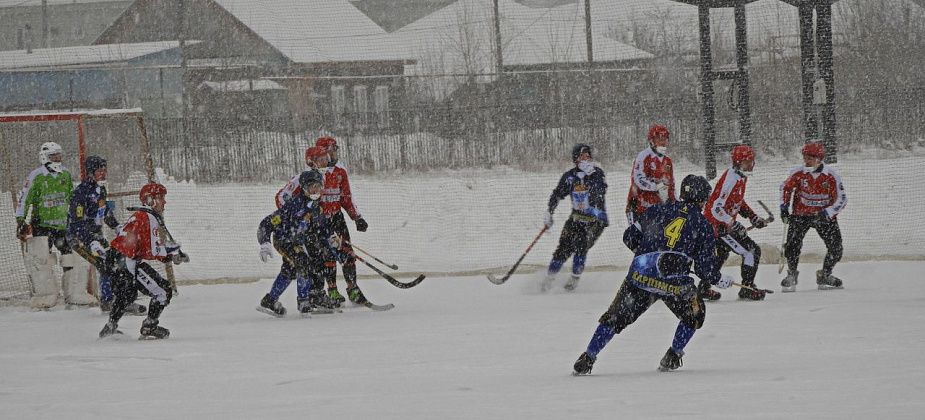 Хоккей на снегу. Метель не помешала «Спутнику» одержать вторую победу в областном чемпионате
