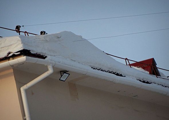 УК предупреждает горожан о сходе снега с крыш и рекомендует не парковать машины рядом с домами