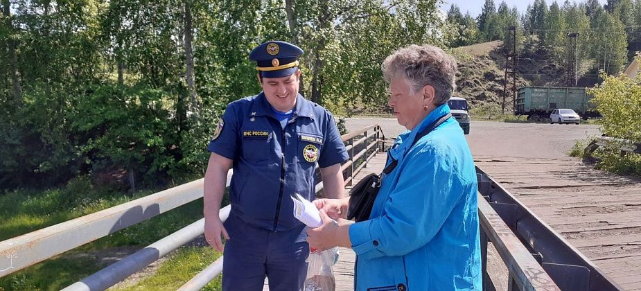 Начальник пожарной части лично сходил на берег местной реки и вручил горожанам памятки