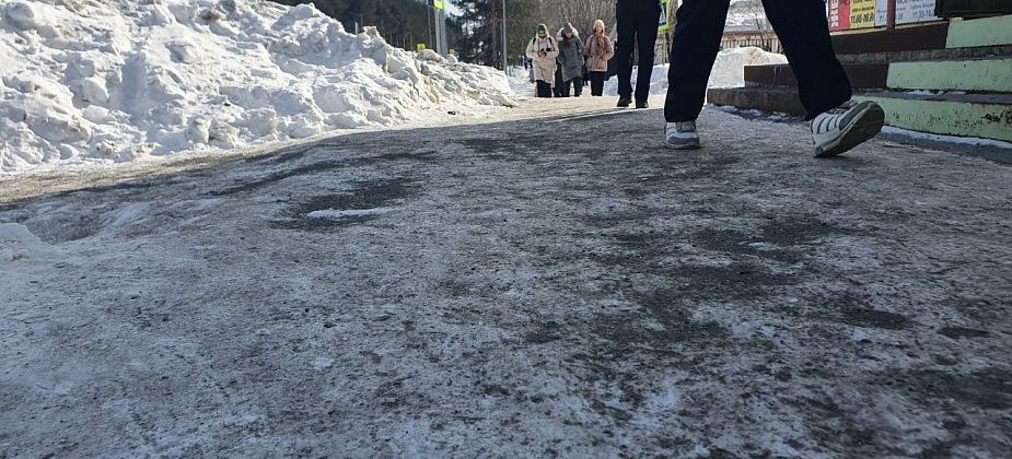 Главные коммунальщики Карпинска отчитались о подсыпке тротуаров и устранении утечки на Некрасова