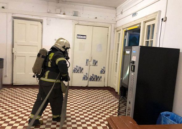 Карпинские пожарные тушили в КМТ условный пожар и эвакуировали людей