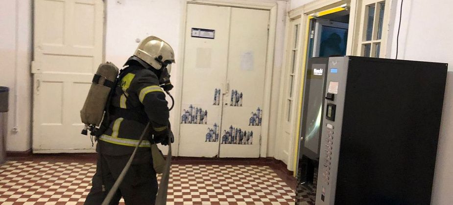 Карпинские пожарные тушили в КМТ условный пожар и эвакуировали людей